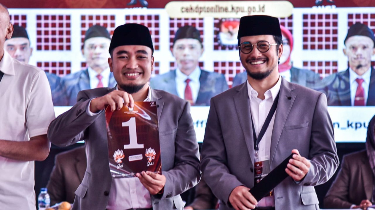 Polling Survei di Media Sosial, Robinsar - Fajar Unggul di Pilkada Kota Cilegon 2024
            - galeri foto