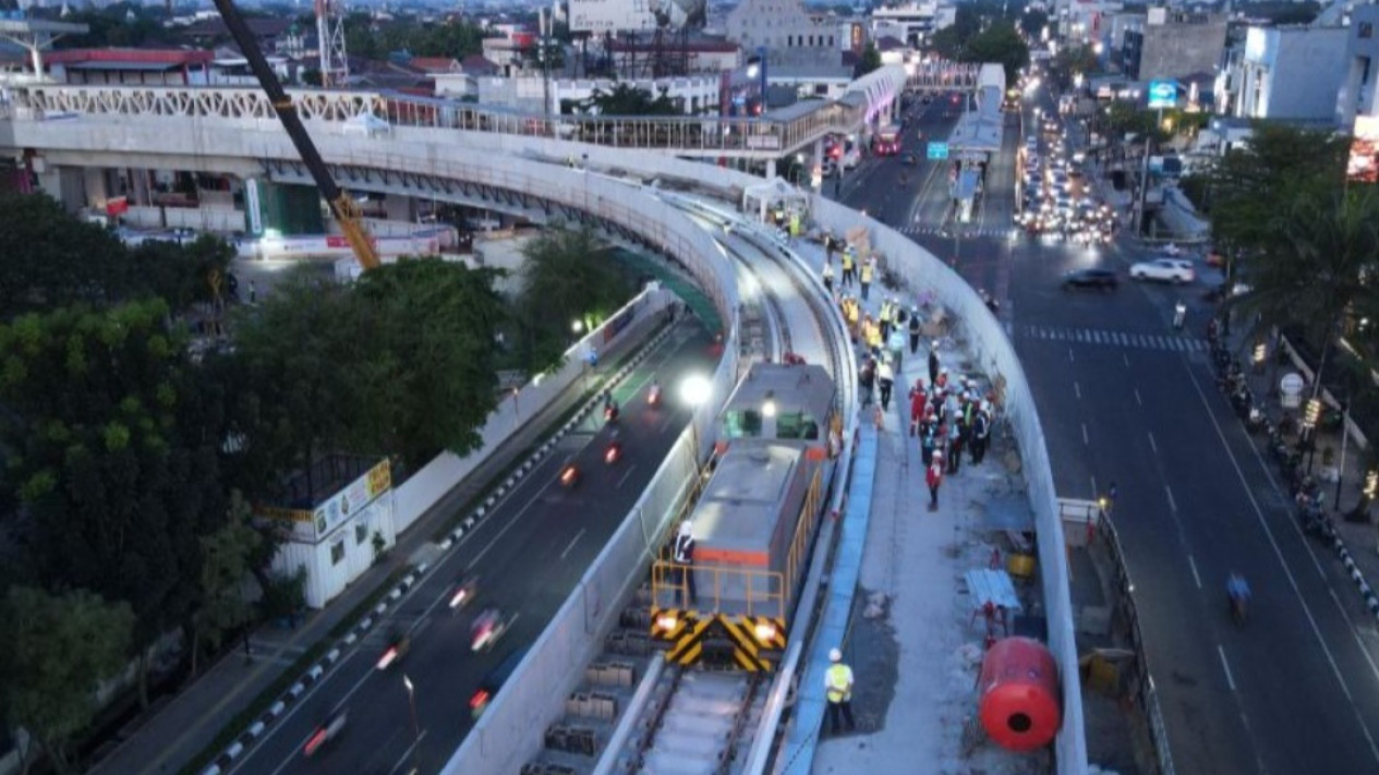 Jakpro Resmi Uji Coba Jalur LRT dari Stasiun Velodrome ke Rawamangun
            - galeri foto