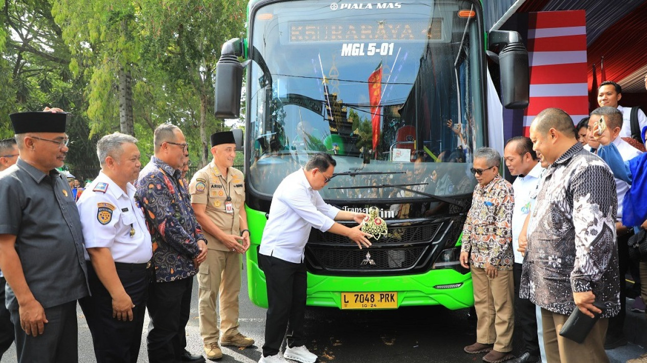 Launching Bus Trans Jatim Koridor V, Pj. Gubernur Adhy Sebut Wujud Urgensi Pemerataan Transportasi Umum di Jatim
            - galeri foto