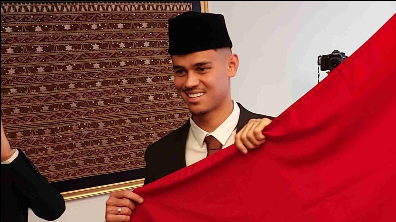 Terkuak Fakta Mees Hilgers Dijadikan WNI, Bek Keturunan Timnas Indonesia itu Mempunyai Nenek Bernama bak Agama Islam
            - galeri foto