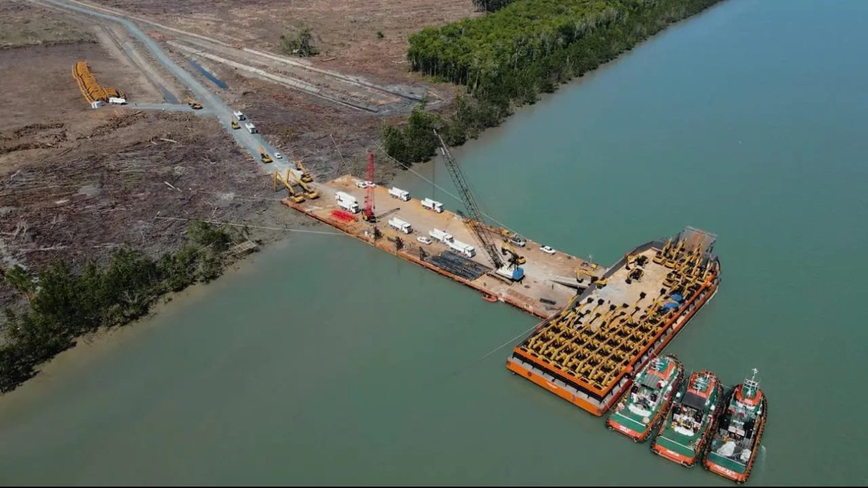 Haji Isam Kembali Sandarkan Puluhan Ekskavator di Merauke
            - galeri foto