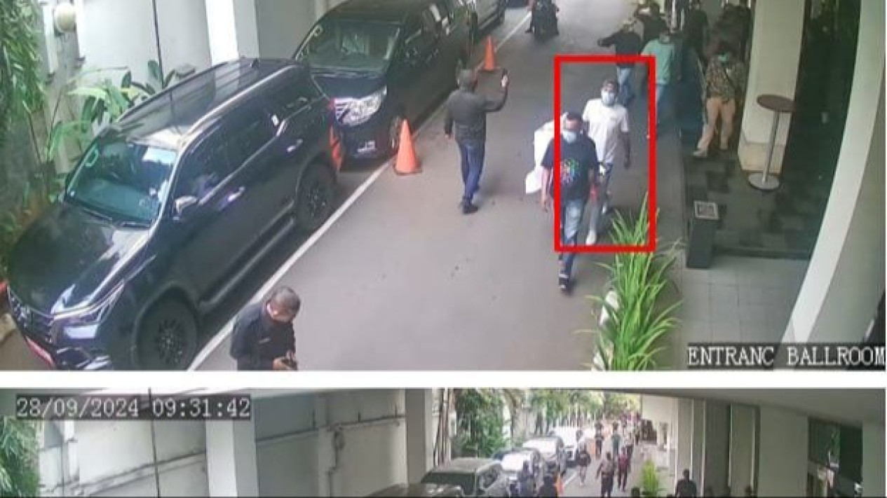 Detik-detik Rekaman Pelaku Kericuhan Pembubaran Paksa Diskusi di Kemang Merangsek Masuk Hingga Pukul Sekuriti Hotel
            - galeri foto