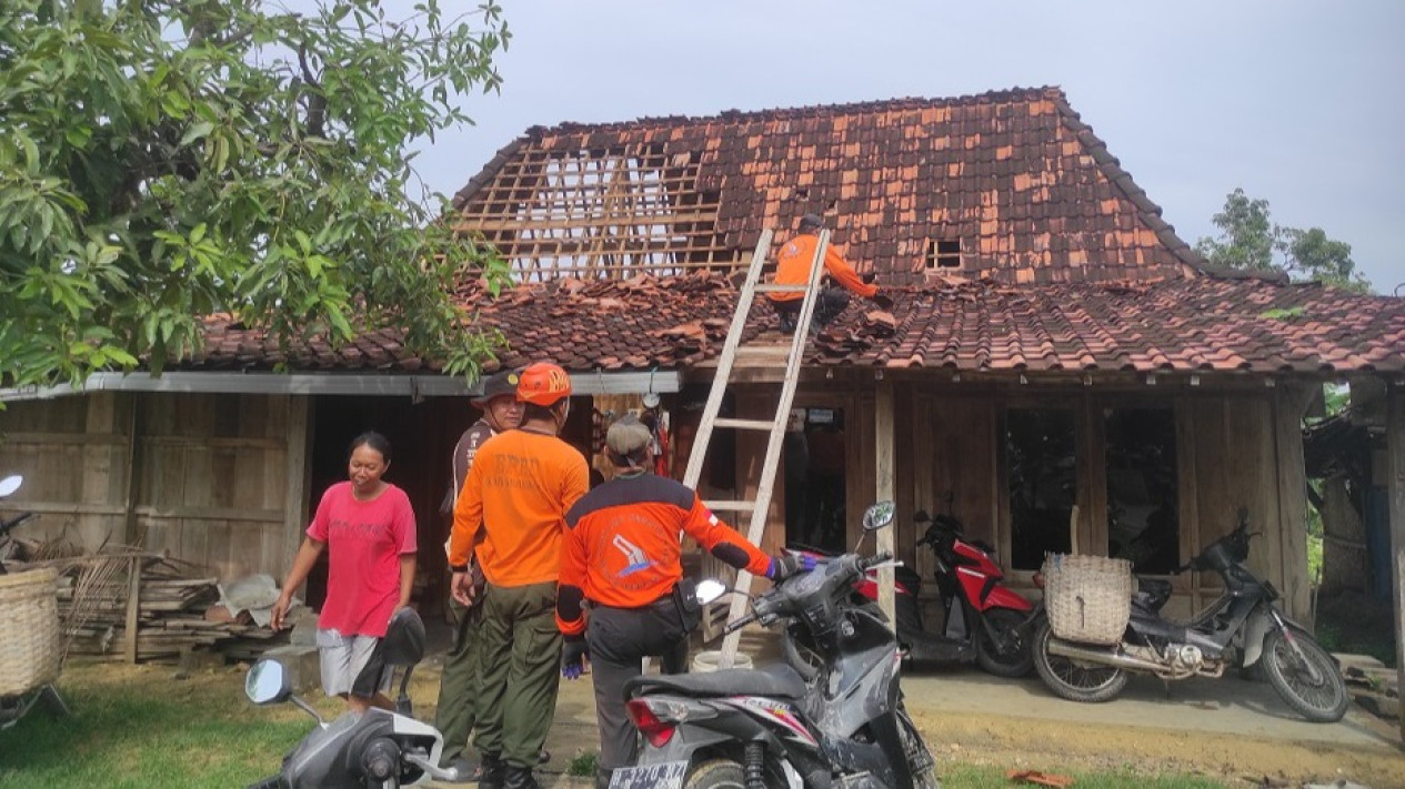 Puluhan Rumah Warga di Grobogan Rusak Diterjang Angin Kencang
            - galeri foto