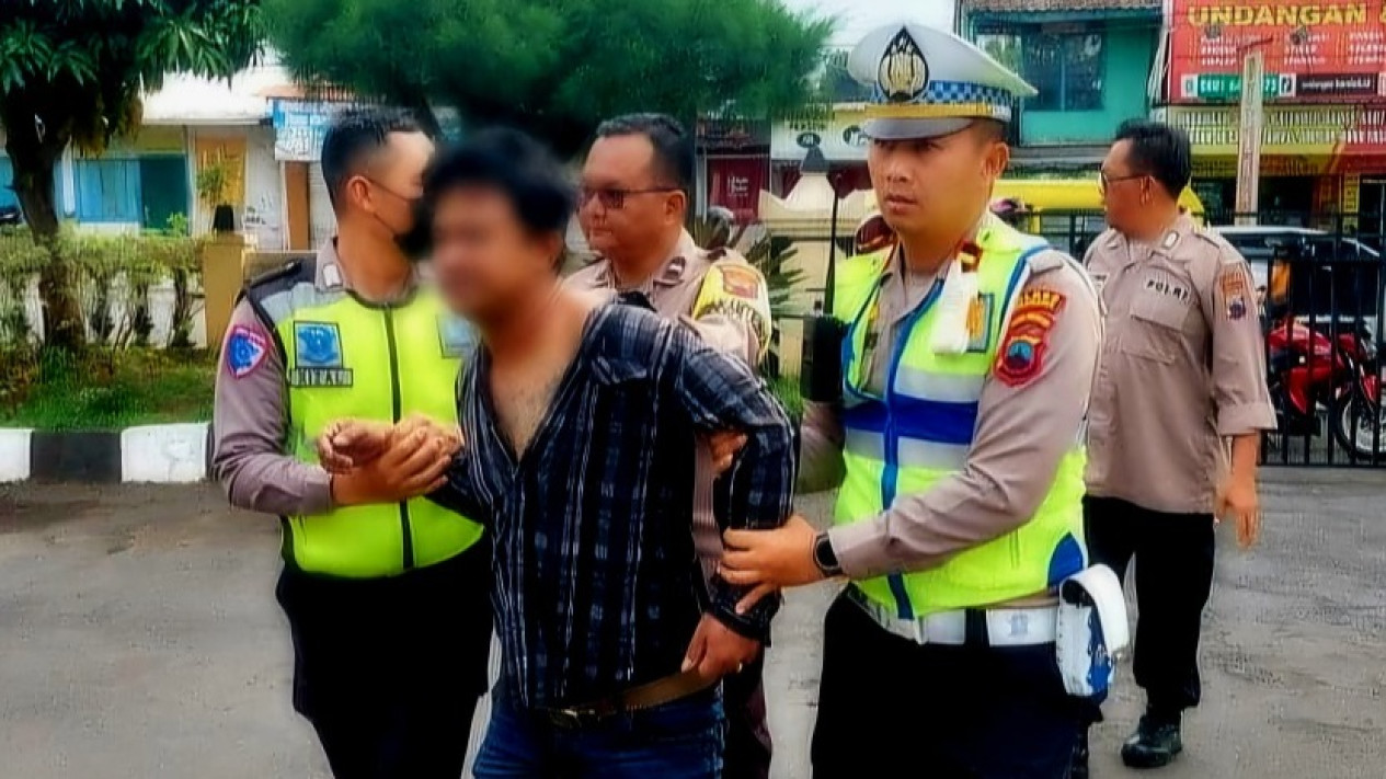 Copet Dalam Angkutan, Pelaku Nekat Lompat saat Sopir Tancap Gas Masuk Mapolsek Ambarawa
            - galeri foto