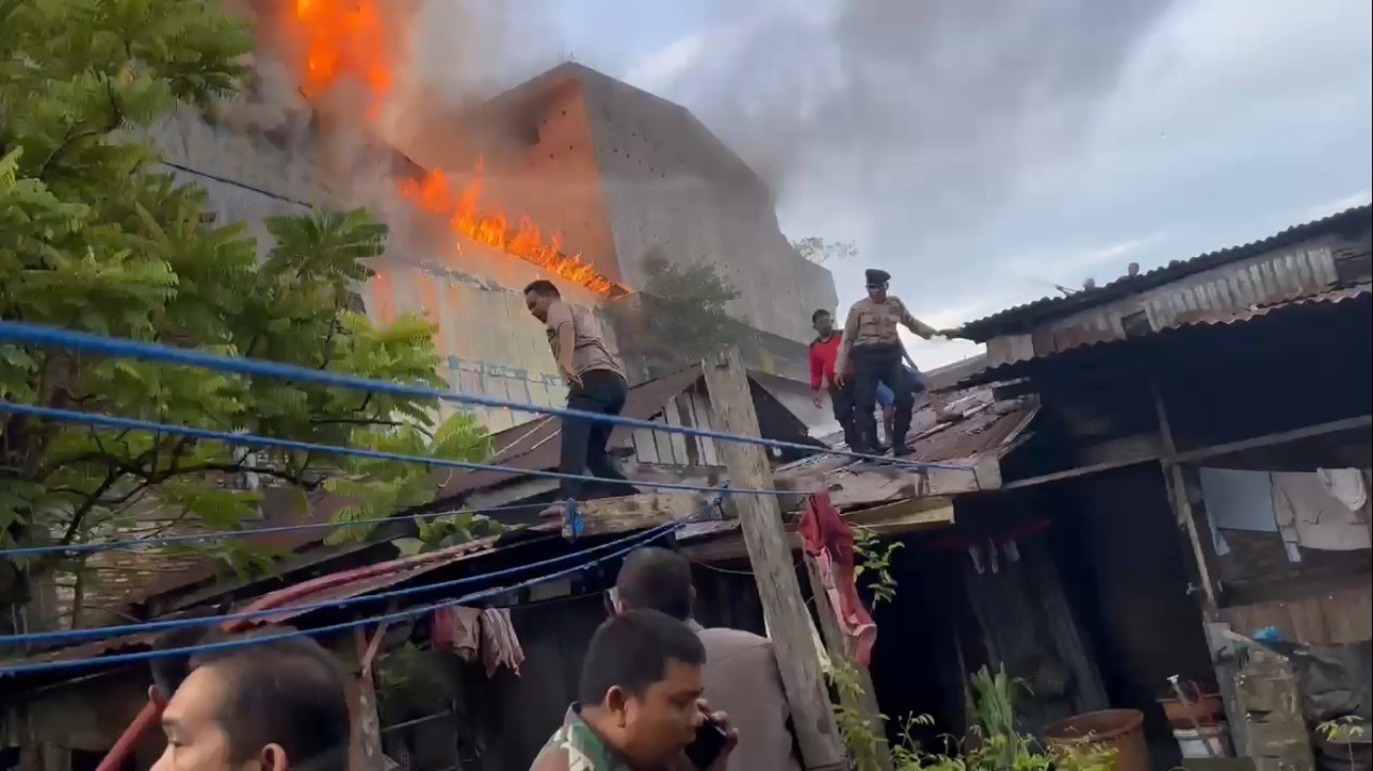 Seorang Remaja Asal Agam Tewas dalam Peristiwa Kebakaran Belasan Ruko di Kota Subulussalam Aceh
            - galeri foto