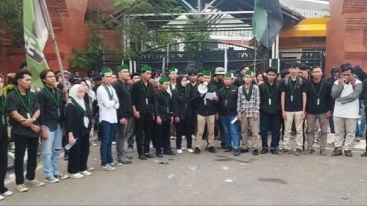 Refleksi HUT ke-24 Provinsi Banten, HMI Cabang Serang Minta Semua Warga Melakukan Ini...
            - galeri foto