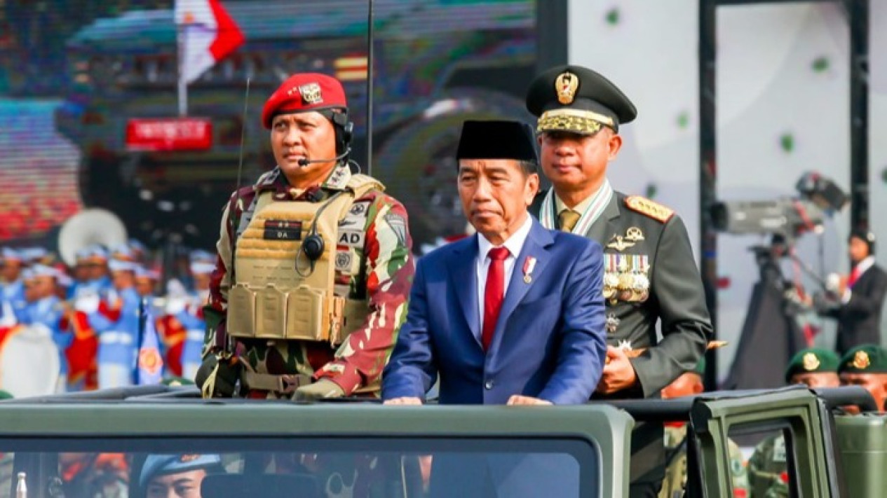 HUT ke-79 TNI, Jokowi: 10 Tahun Memimpin, Saya Rasakan Kontribusi Nyata TNI
            - galeri foto