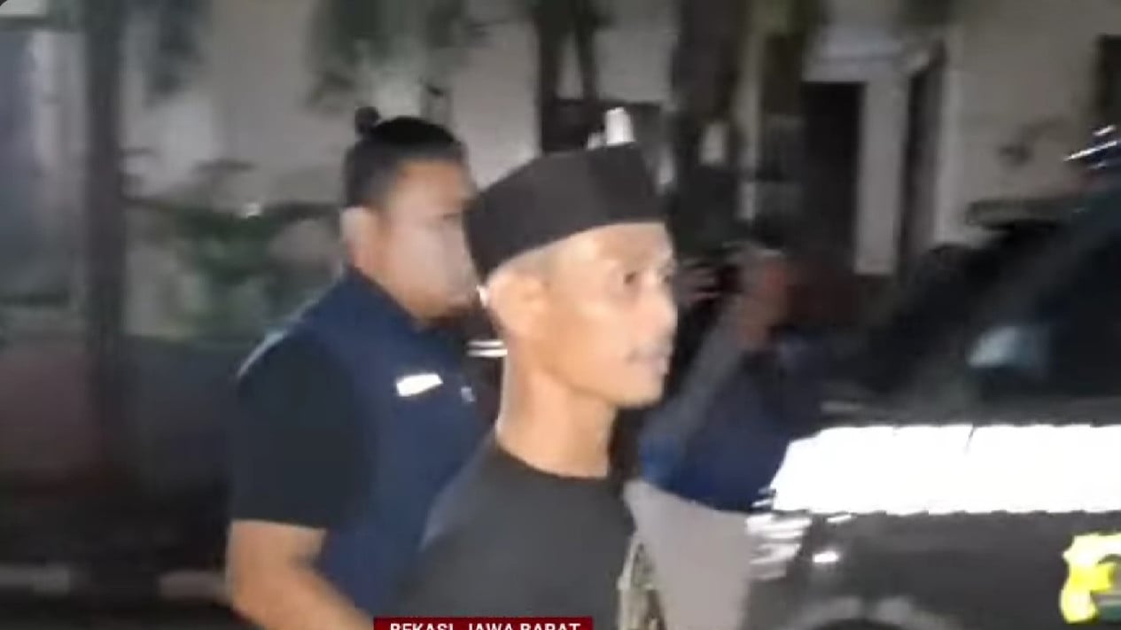 Modus Ketuk Pintu Kamar Tengah Malam, Bapak dan Anak Pimpinan Ponpes di Bekasi Ini Kompak Cabuli Para Santriwati
            - galeri foto