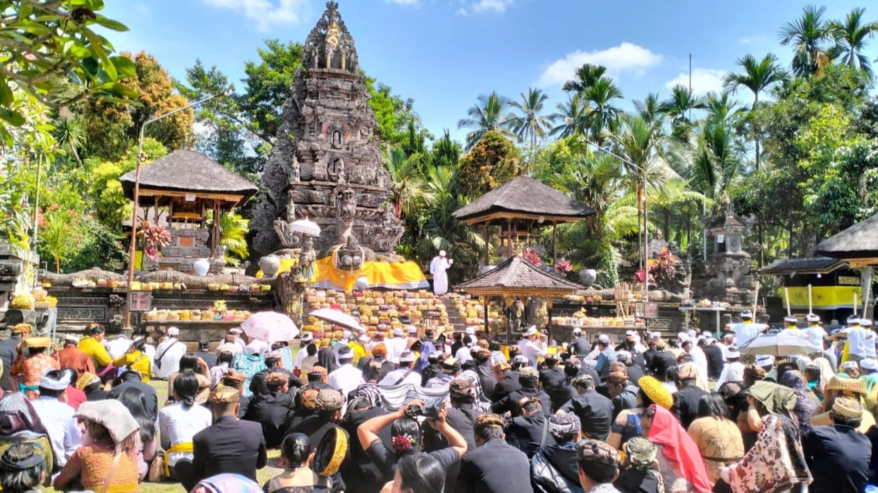 Hari Raya Kuningan, Pura Mandhara Giri Semeru Agung Dipadati Ribuan Umat Hindu Tengger
            - galeri foto