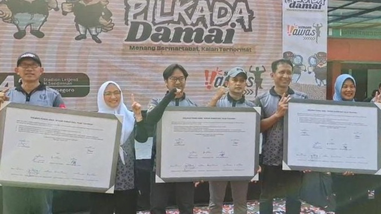 Bawaslu Gelar Aksi Deklarasi Damai, Paslon Bojonegoro Berkomitmen untuk Pilkada Sehat
            - galeri foto