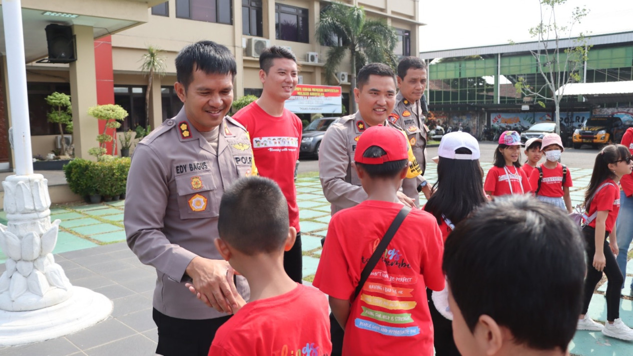 Krisis Air Bersih, SD Mutiara Ibu Bersama Polres Purworejo Distribusikan 3 Tangki Air Bersih di Tiap Kecamatan
            - galeri foto