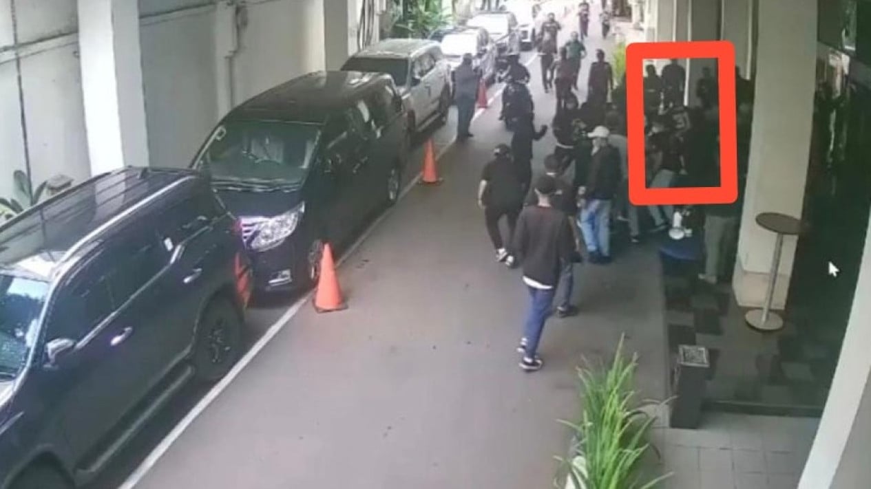 Detik-Detik Puluhan Orang Tak Dikenal Bubarkan Paksa Acara Diskusi di Kemang, Satpam Hotel Dikeroyok
            - galeri foto