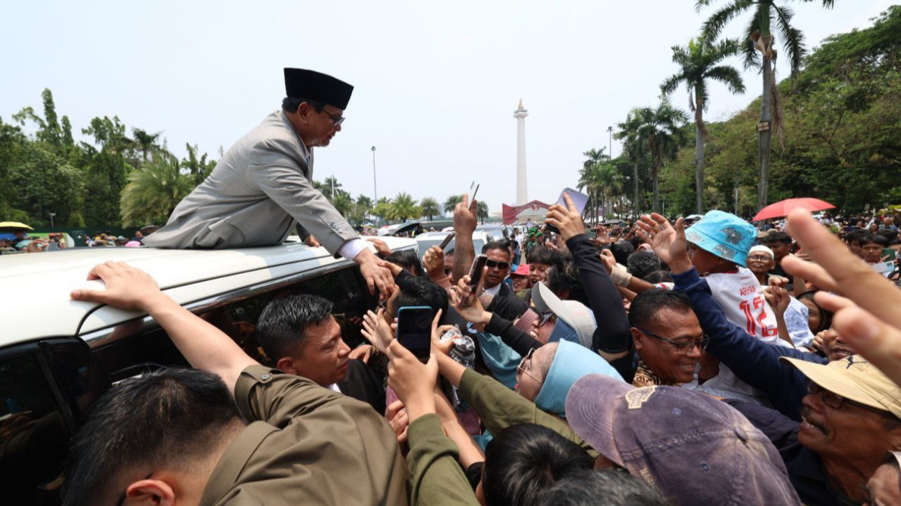 Diadang Puluhan Warga di Monas, Prabowo Subianto Beri Balasan Begini
            - galeri foto