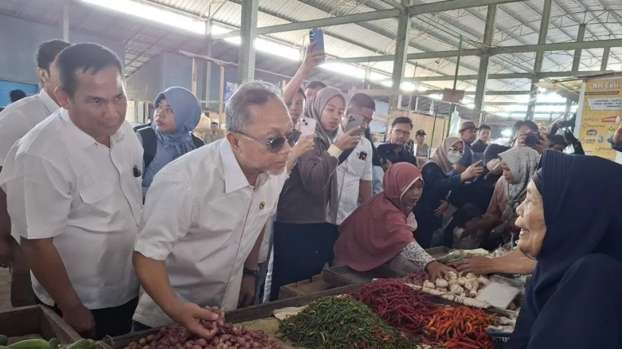 Deflasi 5 Bulan Beruntun, Mendag Zulhas Malah Curhat Kerap Dibully dan Dimarahi Gegara Ini
            - galeri foto