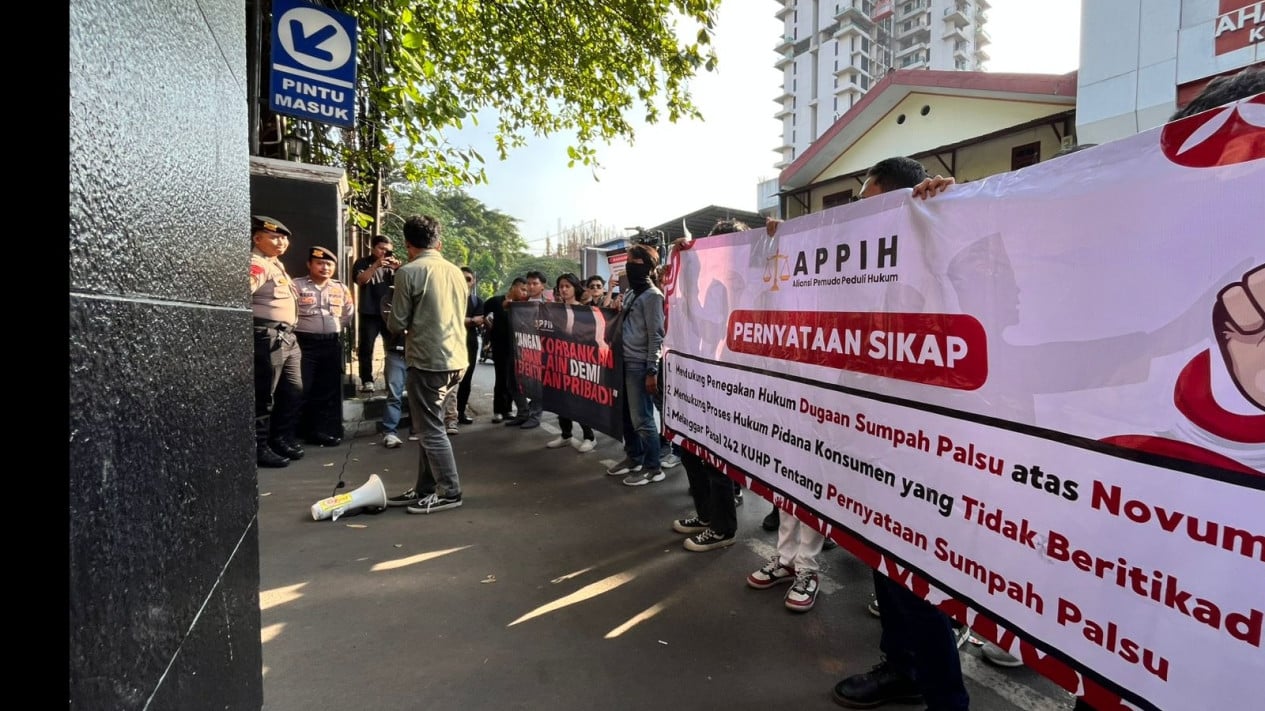 Babak Baru Dugaan Sumpah Palsu, Massa Minta Hukum Harus Ditegakkan
            - galeri foto