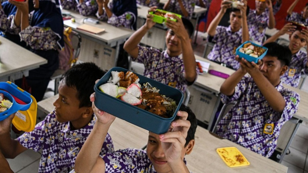 Penyaluran Program Makan Bergizi Gratis: untuk Siswa SD Diberikan Pagi, SMP dan SMA Siangnya
            - galeri foto