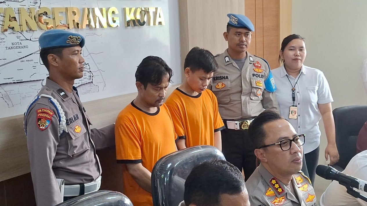 Pakai Topeng Ustaz, Abi Sudirman Pimpinan Panti Asuhan Tangerang Bikin Donatur Tertipu Sumbang Uang Ratusan Juta, Ternyata Uangnya untuk... 
            - galeri foto