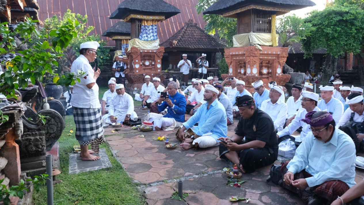 De Gadjah Datangi Puri Pemecutan Minta Doa Restu dan Wejangan Kepada Penglingsir Puri
            - galeri foto