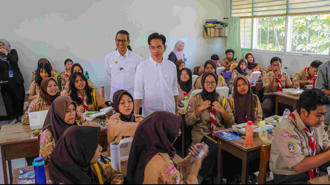 Heru Budi dan Gibran Pantau Uji Coba Makan Bergizi Gratis di SMAN 70 Jaksel, Bagikan Paket Makanan Isi Nasi, Ayam dan Perkedel
            - galeri foto