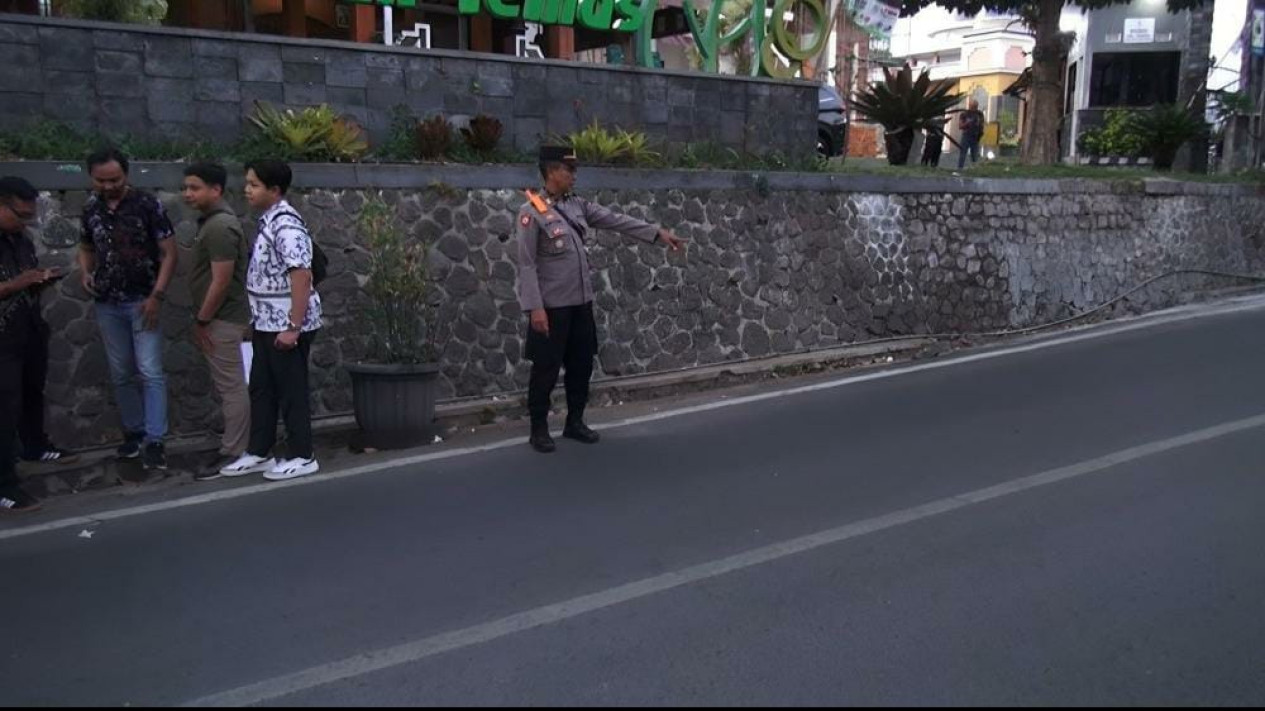 Jadi Korban Penembakan Random Orang Tak Dikenal, Seorang Pria di Kota Batu Alami Luka di Dada
            - galeri foto