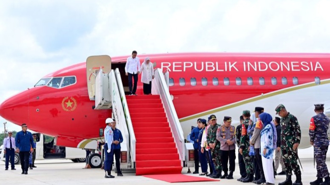 Untuk Pertama Kalinya, Pesawat Kepresidenan yang Angkut Presiden Jokowi Mendarat di Bandara Nusantara
            - galeri foto