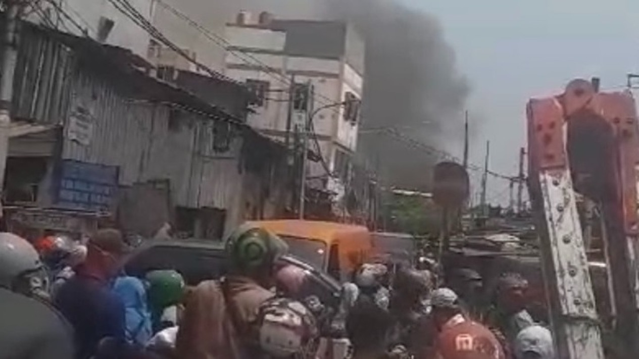 Kebakaran Rumah Padat Penduduk di Tambora, 110 Personel Pemadam Dikerahkan
            - galeri foto