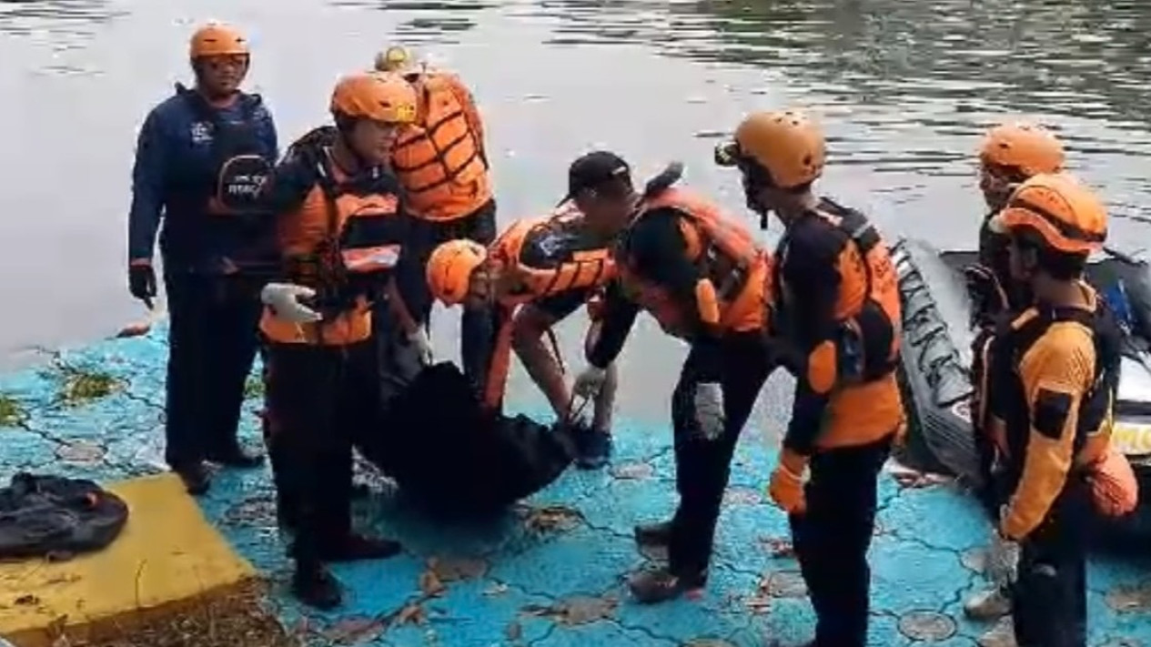 Tim SAR Temukan Jasad Pemulung di Kali Cengkareng Drain, Tenggelam Akibat Sampan Bocor
            - galeri foto