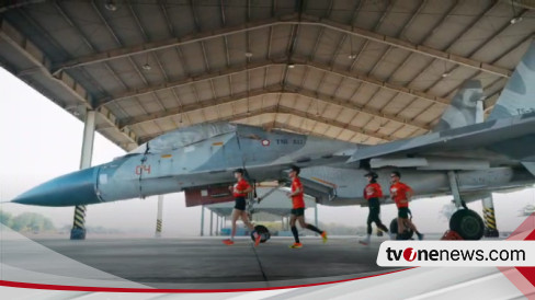 Unik, Di Air Force Run 2024 Pelari Berlari Sambil Melihat Alutsista