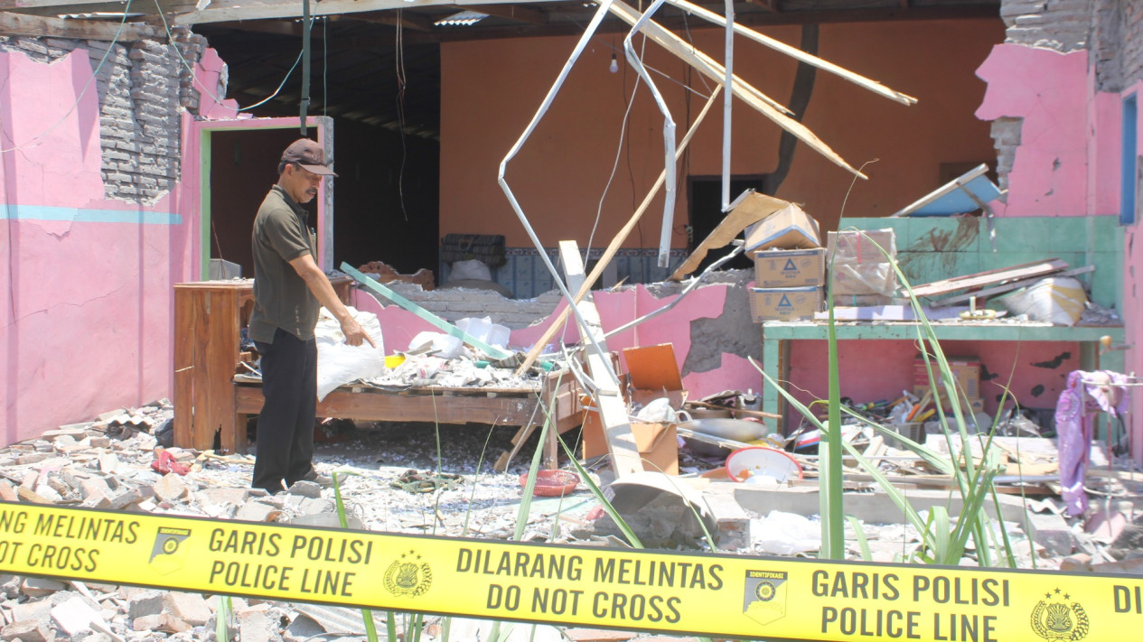 Tiga Warga Terluka dan Bangunan Rumah Ambruk Gegara Ledakan Petasan, Kades : Meledak saat Dirakit
            - galeri foto