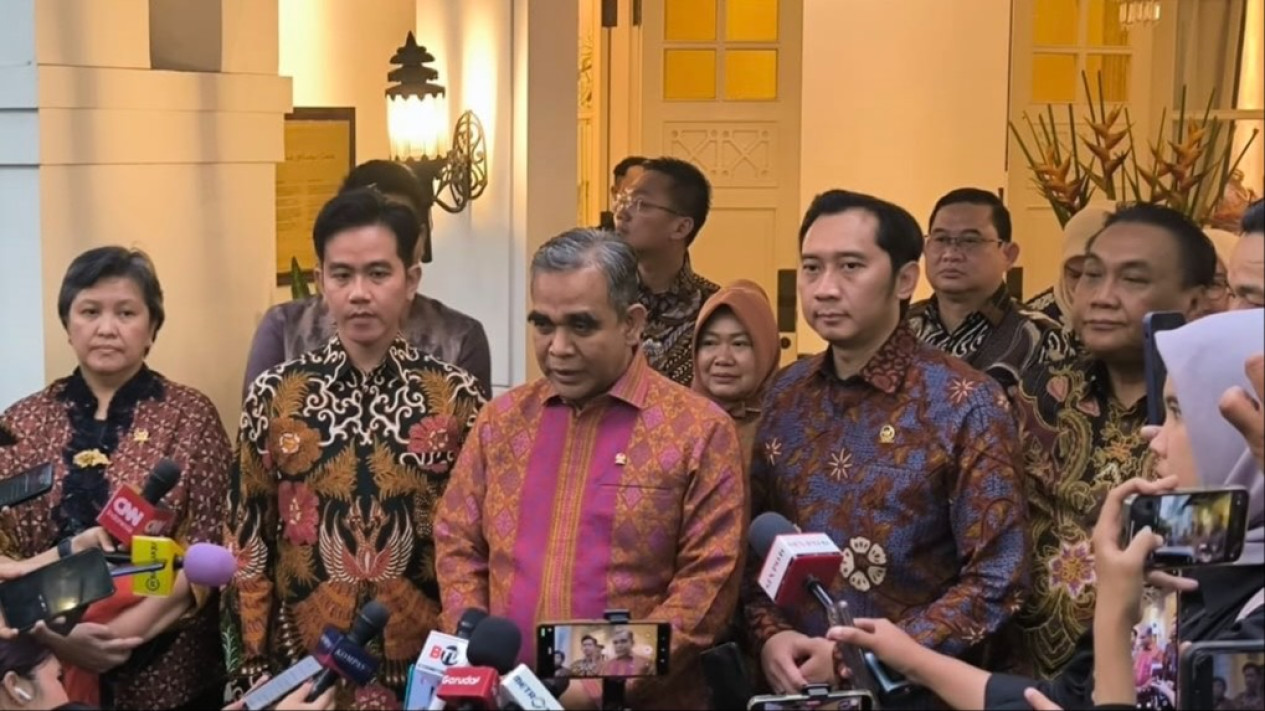 Bertemu Gibran Rakabuming, Seluruh Pimpinan MPR Serahkan Undangan Pelantikan Presiden-Wapres 2024
            - galeri foto