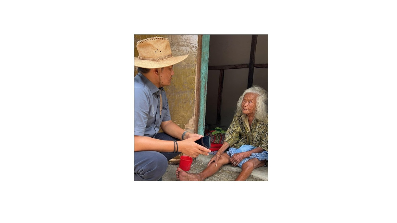 Bambang Hermanto Temui Ada Nenek Sudah Tua Renta Tinggal Sebatangkara di Rumah Gubuk
            - galeri foto