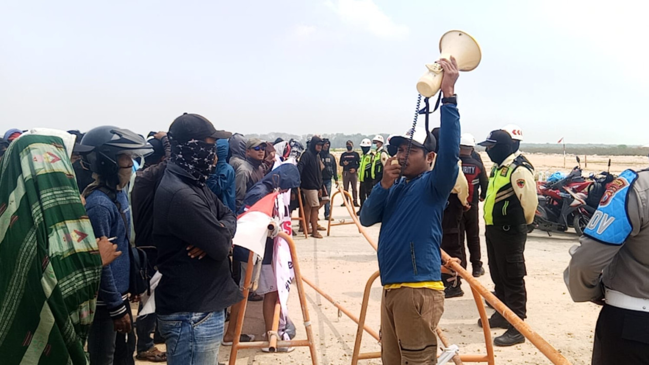 Smelter Freeport di Demo Warga Mengare, Tuntut 60 Persen Penyerapan Tenaga Kerja
            - galeri foto