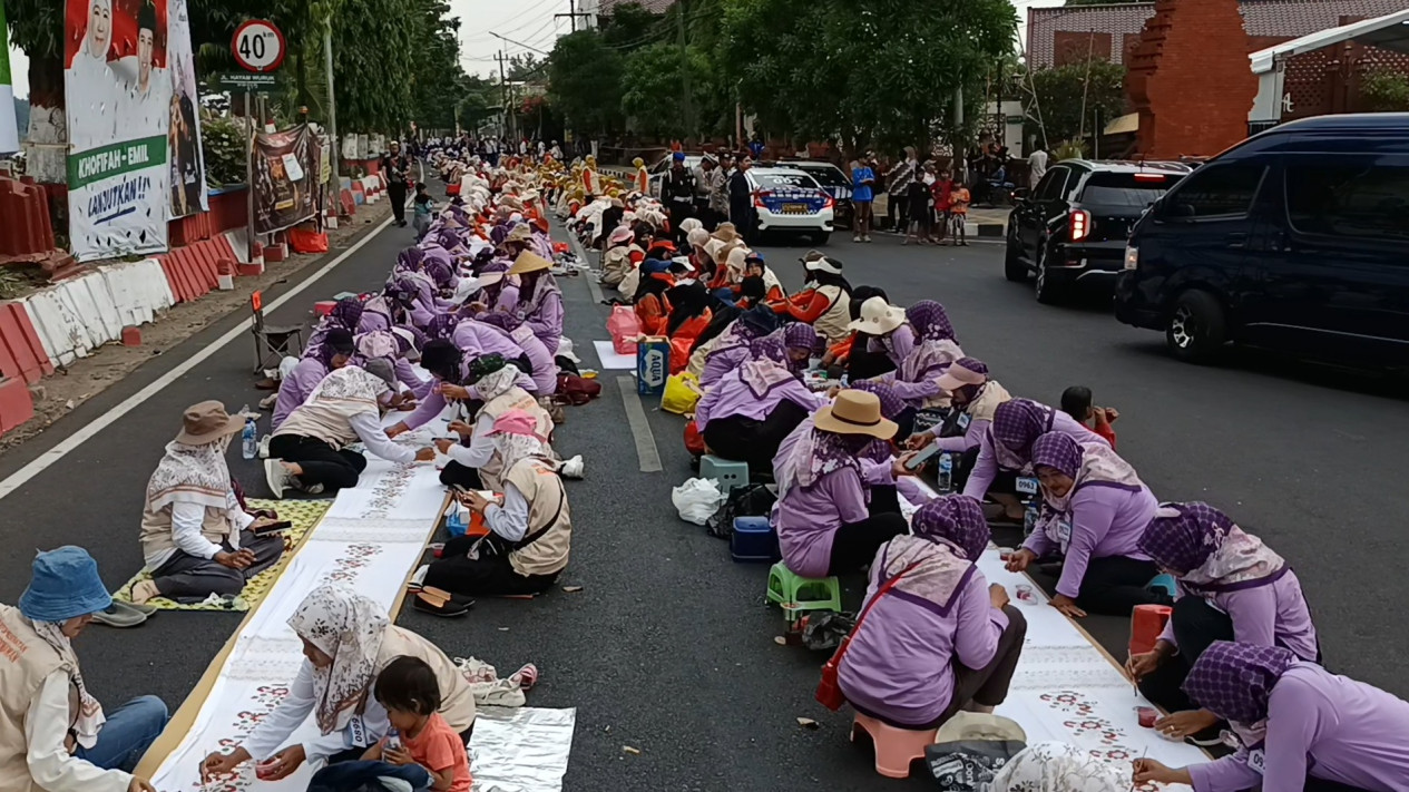 Ribuan Warga Kota Mojokerto Warnai Batik, Pecahkan Rekor MURI
            - galeri foto