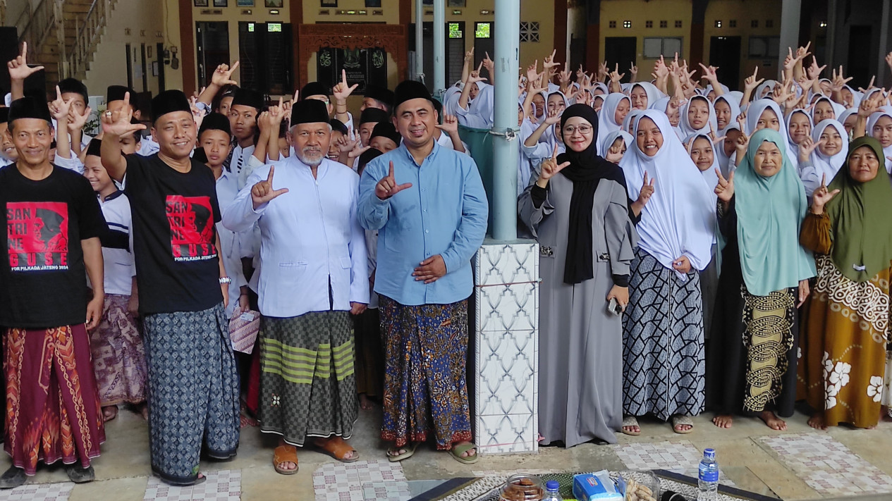 Sowan ke Ponpes Baitul Muqoddas Pekalongan, Cawagub Jateng Gus Yasin Minta Doa Selamat Dunia Akhirat
            - galeri foto