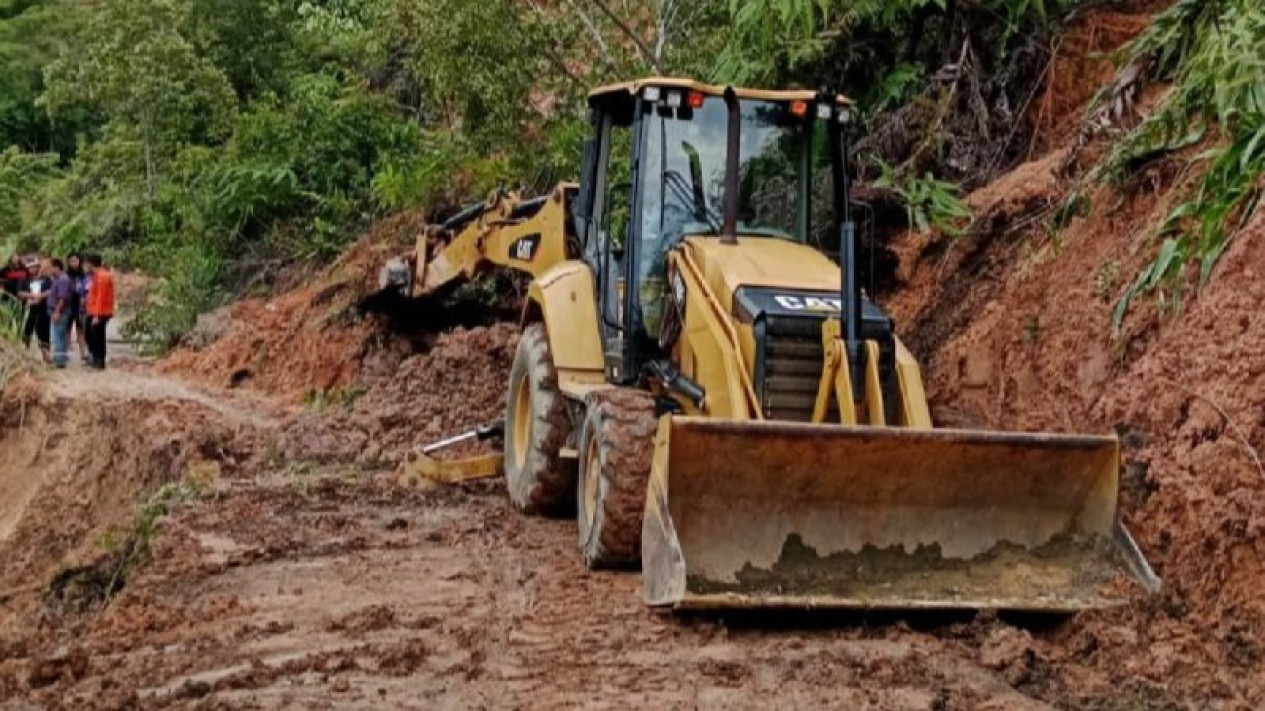 BPBD Tapsel: Jalan Siprirok - Saipar Dolok Hole Kembali Normal Usai Longsor
            - galeri foto