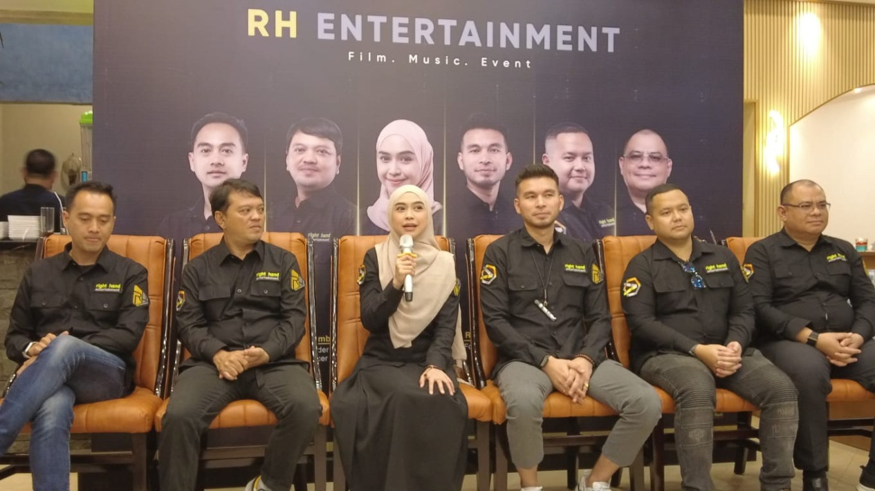 Karier Akting Makin Melejit, Ria Ricis Kini Coba Jadi Produser di Bawah RH Entertainment
            - galeri foto