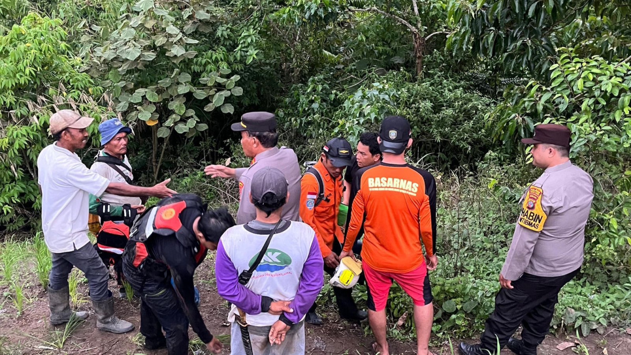 Cari Warga yang Hanyut, Tim Basarnas Sumut Turut Hanyut di Sungai Lau Biang Tiga Binanga Karo
            - galeri foto