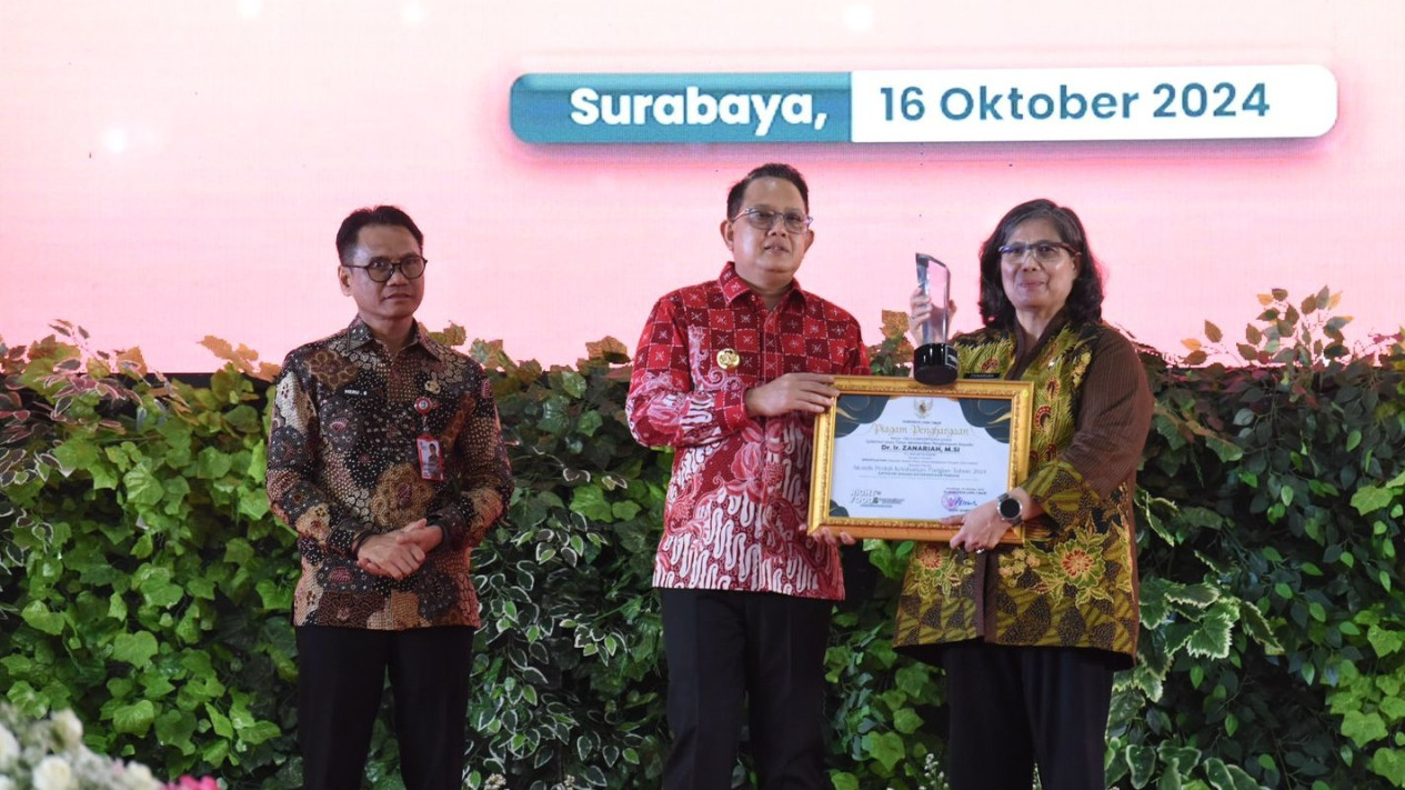 Pj Wali Kota Kediri Raih Penghargaan Pada Award Peduli Ketahanan Pangan
            - galeri foto