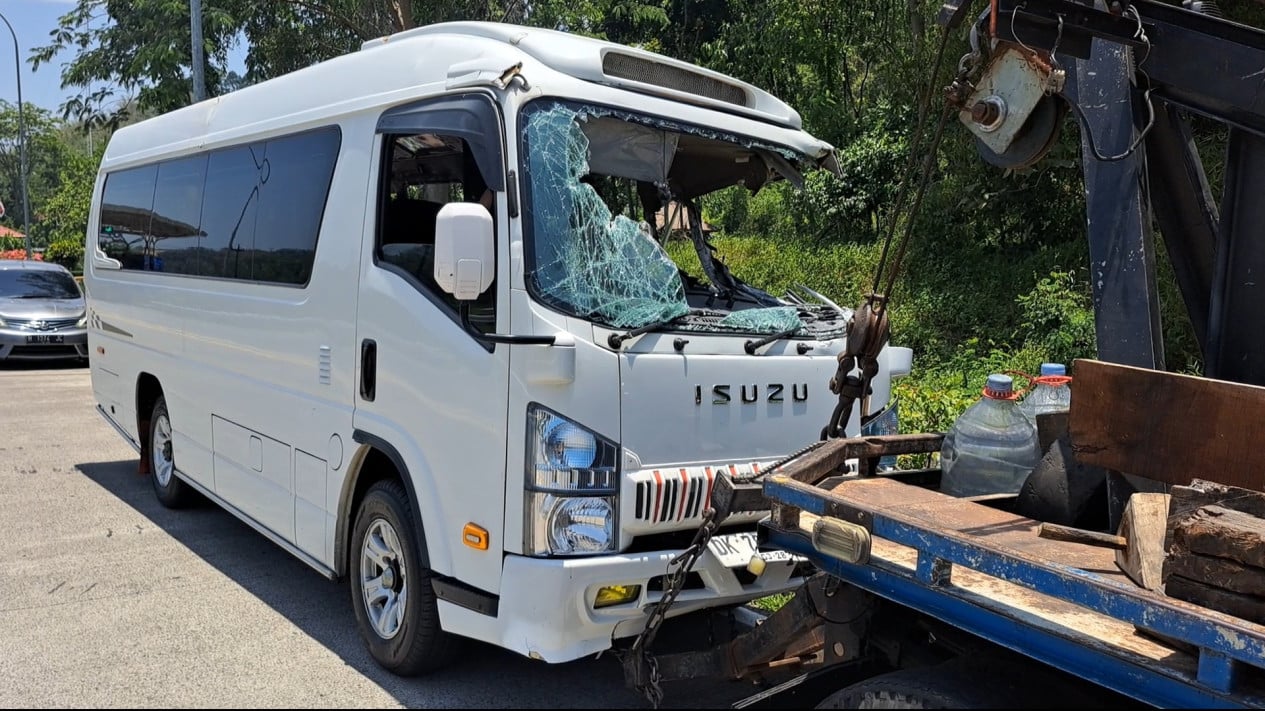 Minibus Rombongan Ponpes Bin Baz Yogyakarta Kecelakaan di Ungaran, 4 Santri Meninggal
            - galeri foto