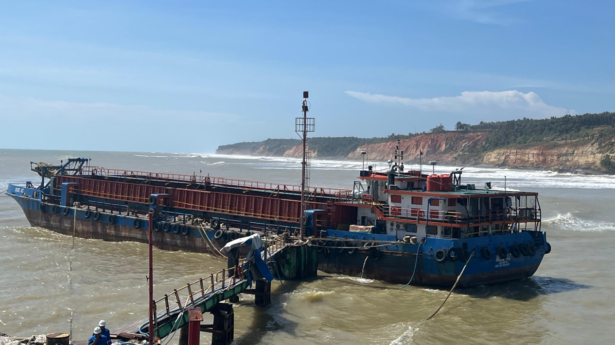 Lagi! KKP Tindak Tegas Kapal yang Keruk Pasir Laut Ilegal di Sumatera, Kali Ini Lokasinya di Bengkulu
            - galeri foto