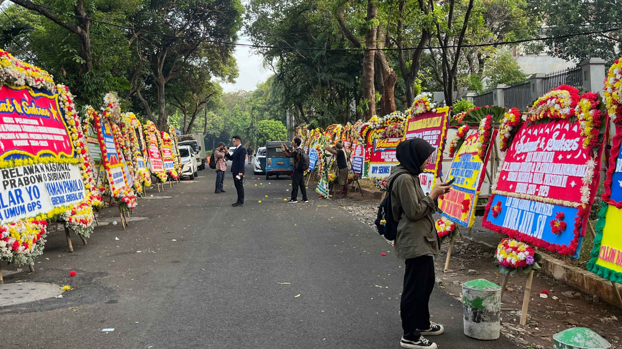 Puluhan Karangan Bunga Penuhi Jalan Kertanegara Lokasi Rumah Prabowo Jelang Pelantikan Presiden
            - galeri foto