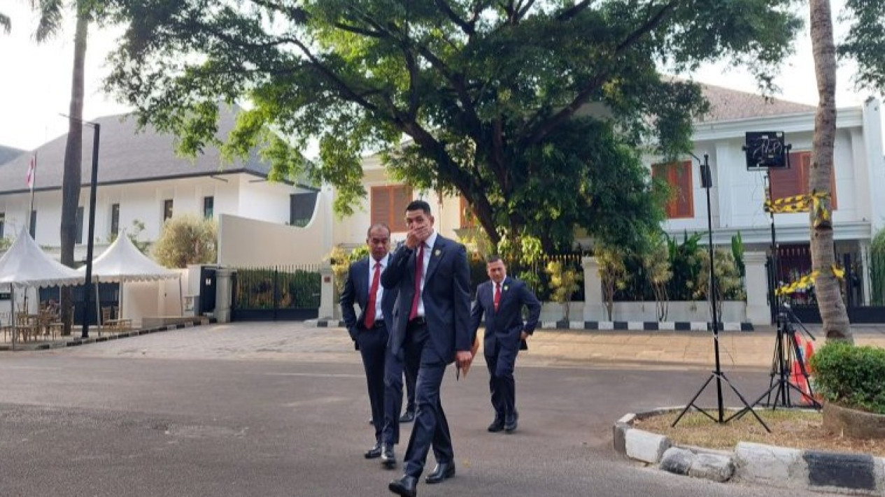 TNI-Polri Berjaga di Sekitar Rumah Prabowo Subianto di Kertanegara Jelang Pelantikan Presiden
            - galeri foto