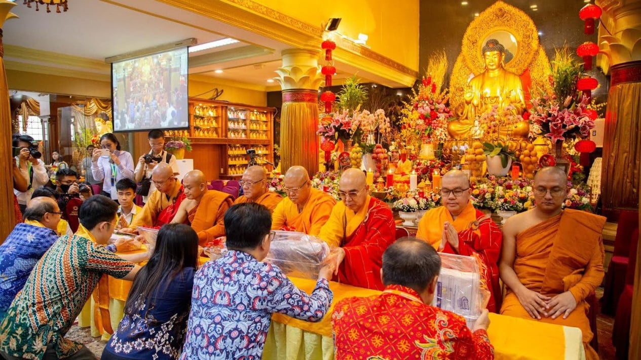 RIbuan Umat Buddha Doakan Prabowo Subianto dalam Perayaan Kathina 2568/2024 di Wihara Ekayana Arama
            - galeri foto