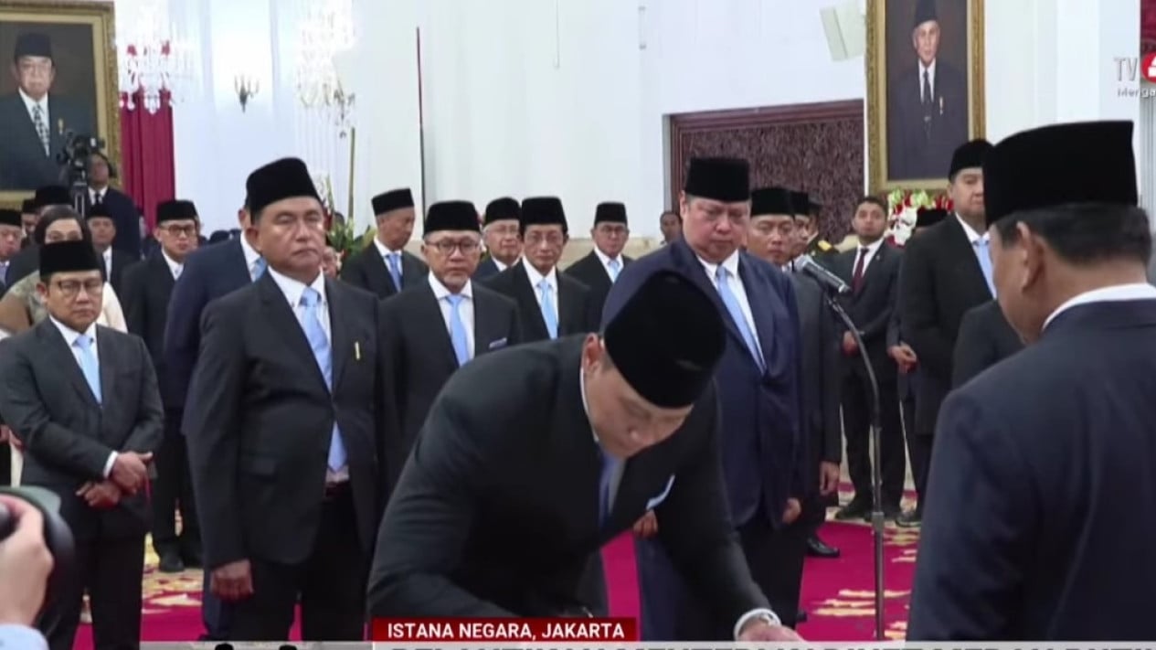 SAH! Presiden Prabowo Resmi Melantik 53 Menteri Kabinet Merah Putih
            - galeri foto