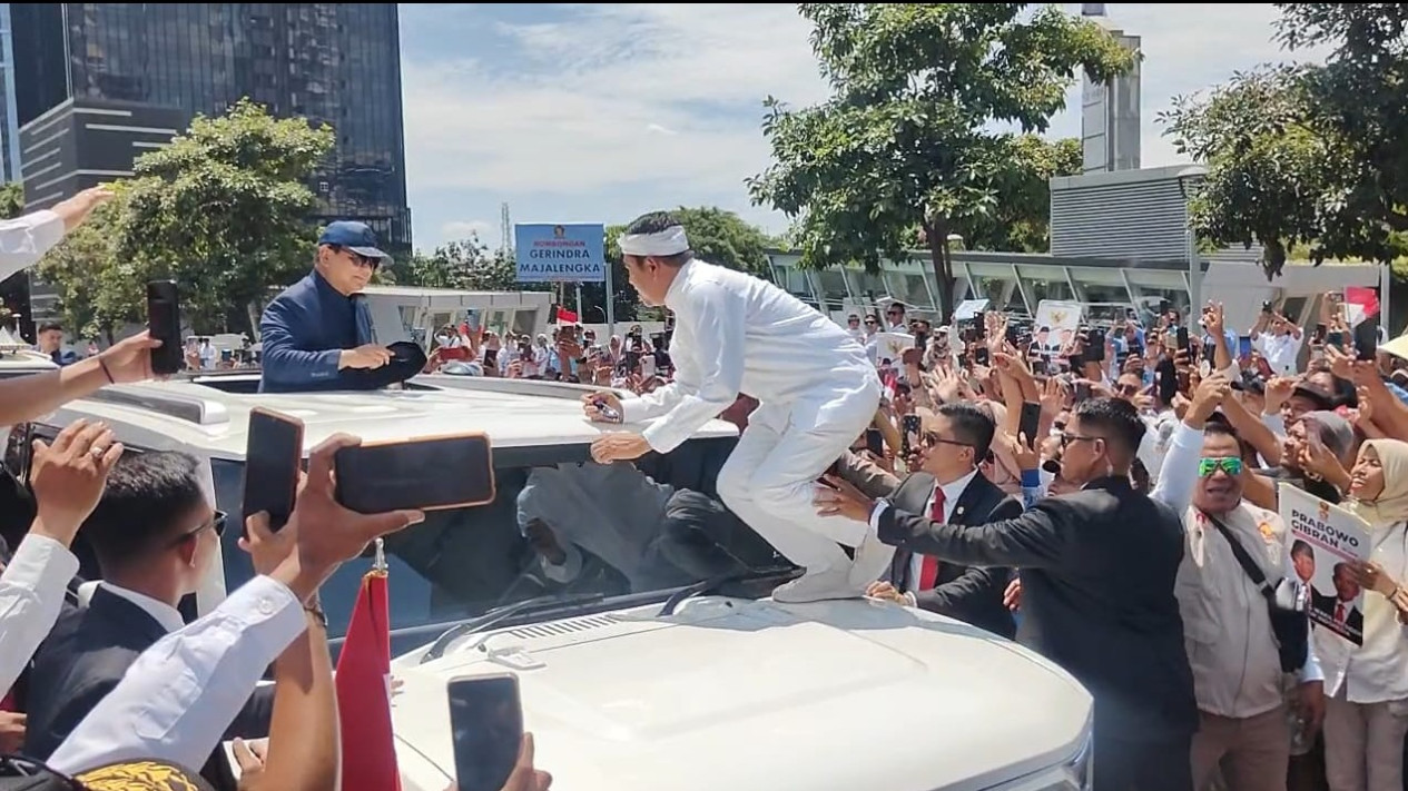 Momen KDM Diminta Naik ke Mobil Presiden Prabowo Untuk Sapa Warga Usai Dilantik
            - galeri foto