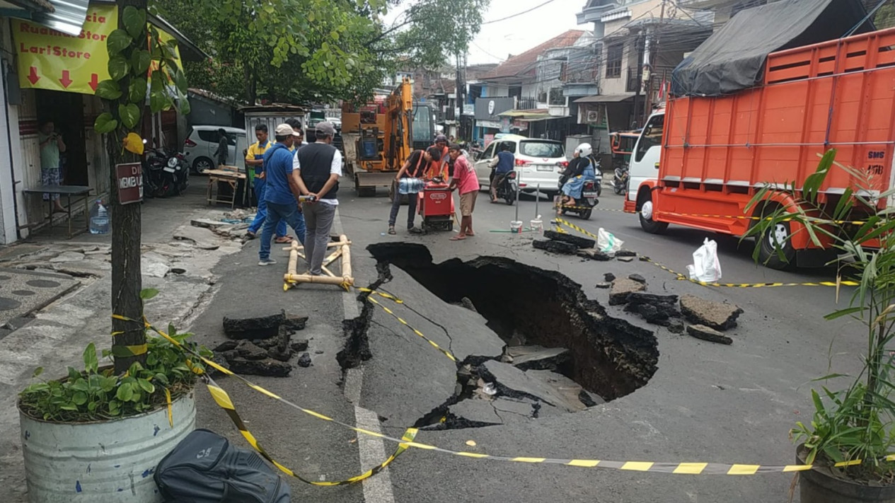 Jalan Aspal di Muharto Malang Ambles Selebar 9 Meter Usai Hujan Lebat
            - galeri foto