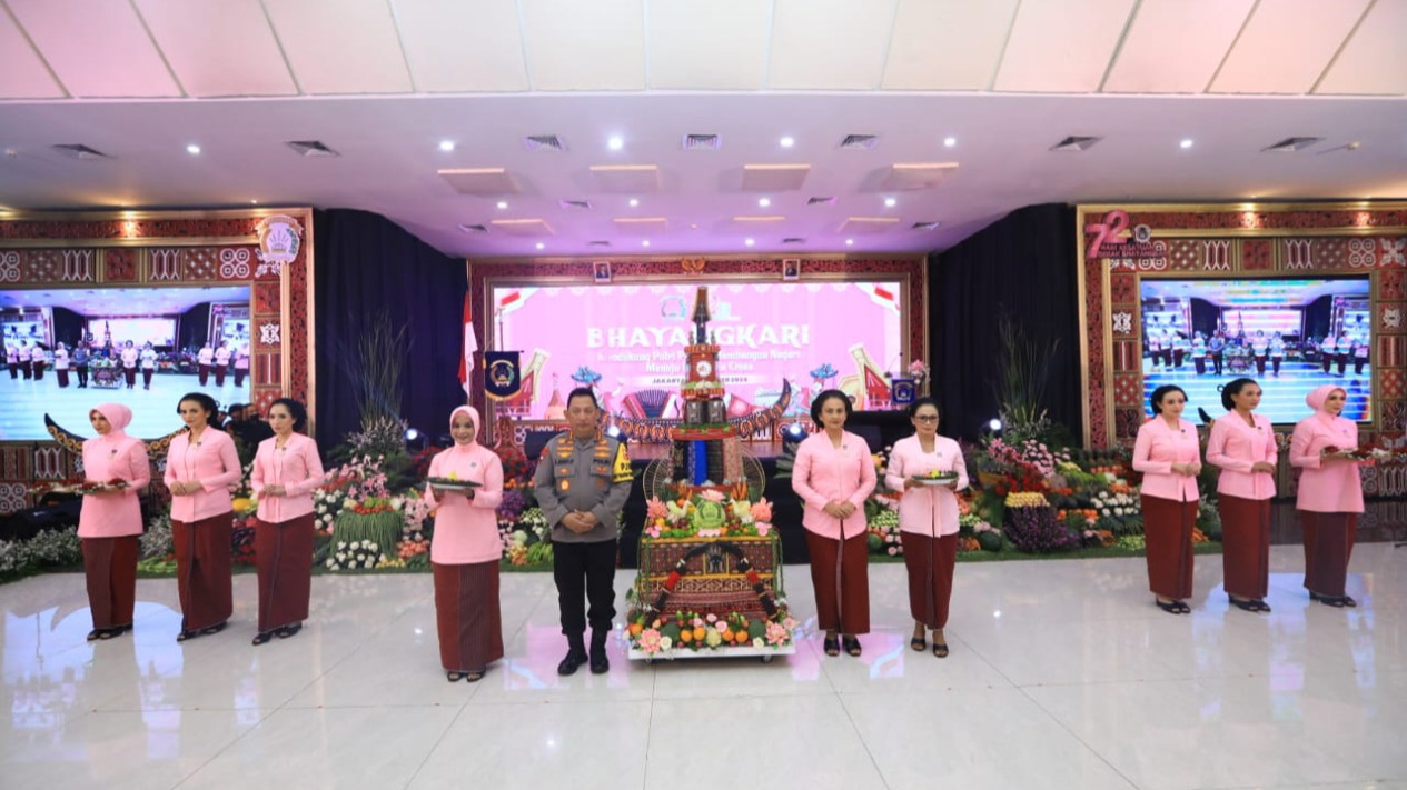 Peringati HKGB ke-72, Ketum Bhayangkari: Istri Harus Jadi Support System Suami
            - galeri foto