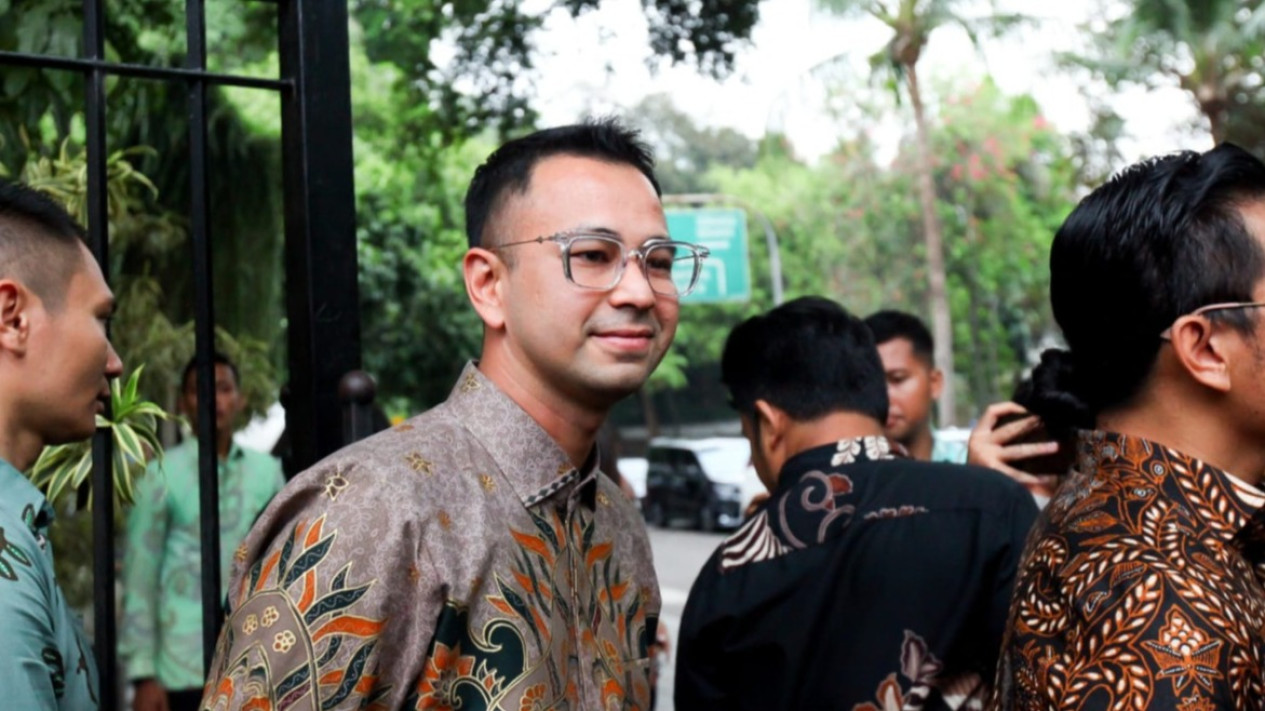 Bak Bumi dan Langit, Segini Perbedaan Penghasilan Raffi Ahmad Sebagai Utusan Khusus Presiden dengan Bisnis Keluarga, Tak Disangka Ternyata Nominalnya...
            - galeri foto