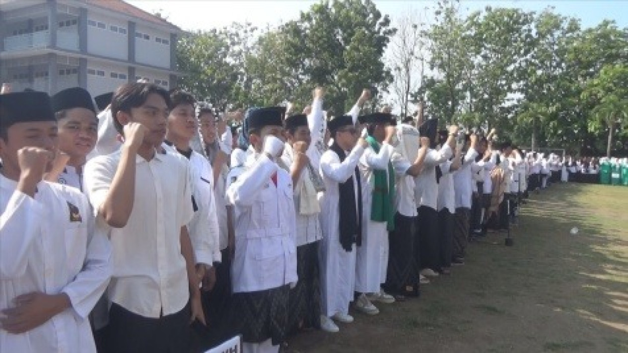 Ribuan Santri Gelar Upacara Hari Santri Nasional di Tebuireng
            - galeri foto