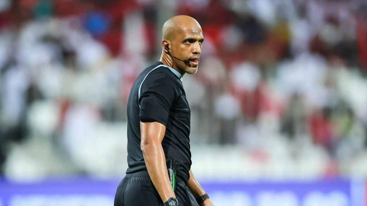 AFC Dikabarkan Panggil Ahmed Al Kaf usai Gagalkan Kemenangan Timnas Indonesia atas Bahrain, Wasit Asal Oman Itu akan Diskors hingga Akhir Musim?
            - galeri foto